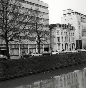 601576 Gezicht op het kantoorgebouw van het Ziekenfonds Ziekenzorg (links, Catharijnesingel 56), het (nog niet ...